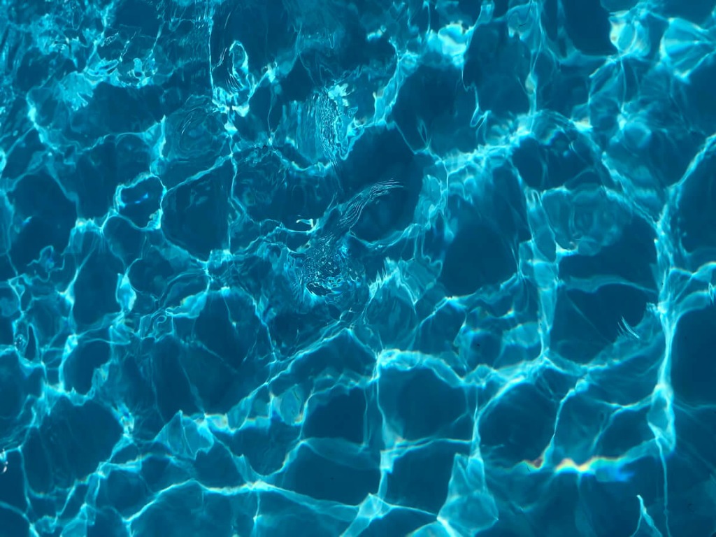 Agua de piscina cristalina